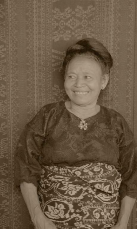 Portrait of a Mama weaver