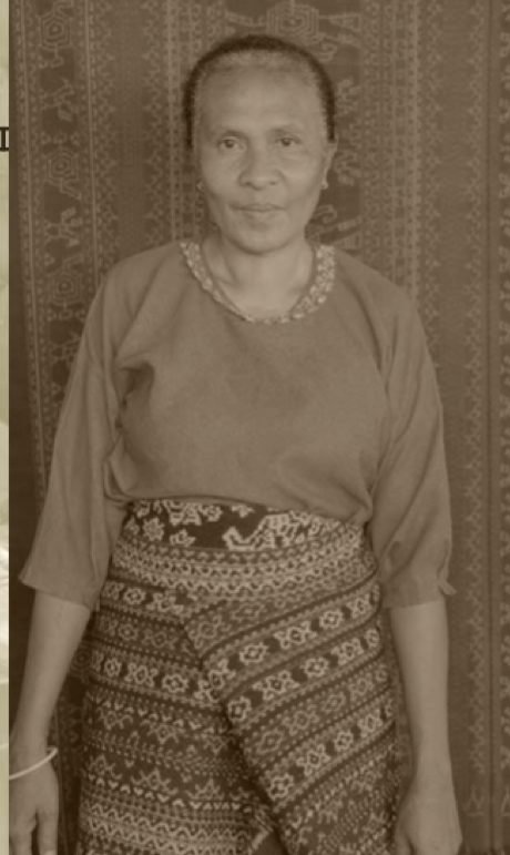 Portrait of a Mama weaver